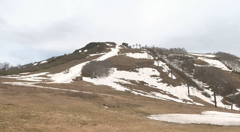 「雪がない」　“珍しい”白馬八方尾根スキー場が4月中旬に営業終了　大型連休「春スキーできない」　雪不足、季節外れの陽気で雪解け早く　ゴンドラ・リフトは営業続ける「山の景色はごちそう」　長野・白馬村｜FNNプライムオンライン