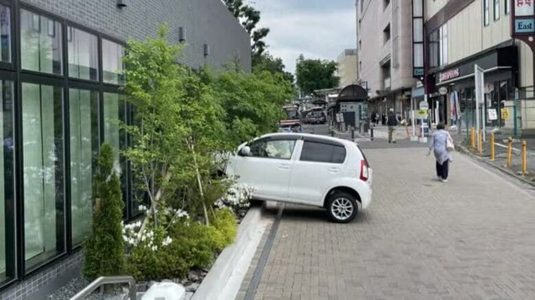 JR福島駅前のホテルに車突っ込む　けが人なし＜福島県福島市＞｜FNNプライムオンライン