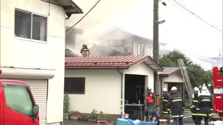 にかほ市で住宅1棟焼く火事　焼け跡から男女の遺体見つかる　火元の親子3人と連絡取れず　秋田｜FNNプライムオンライン