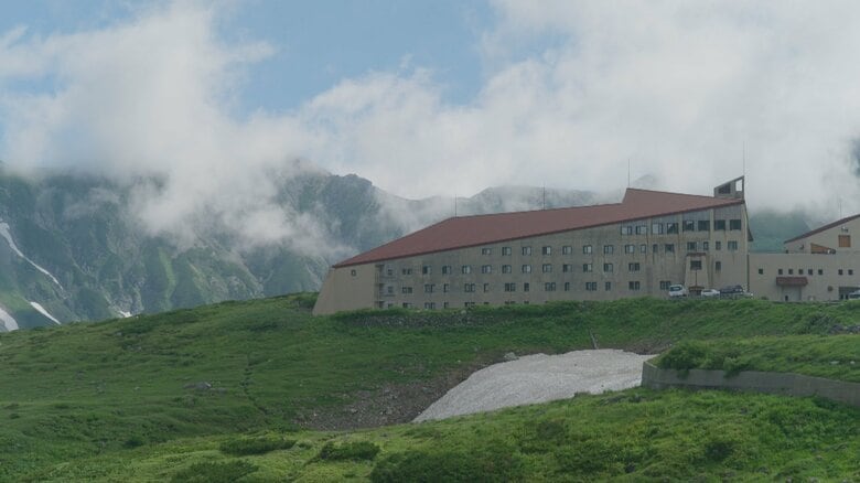 165万人を迎えた“日本最高所”のリゾートホテル「ホテル立山」が8月末で閉館 冬季は雪に3階まで埋もれる極限の山岳建築 54年の歴史に幕|FNNプライムオンライン