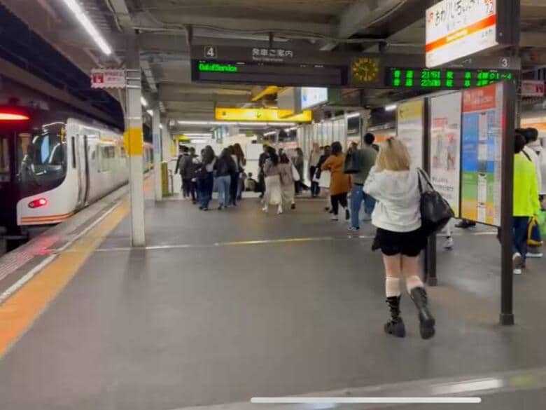 JRの踏切で車いすと電車が衝突 乗っていた人は現場から離れていて無事 一部区間で運転見合わせ｜FNNプライムオンライン