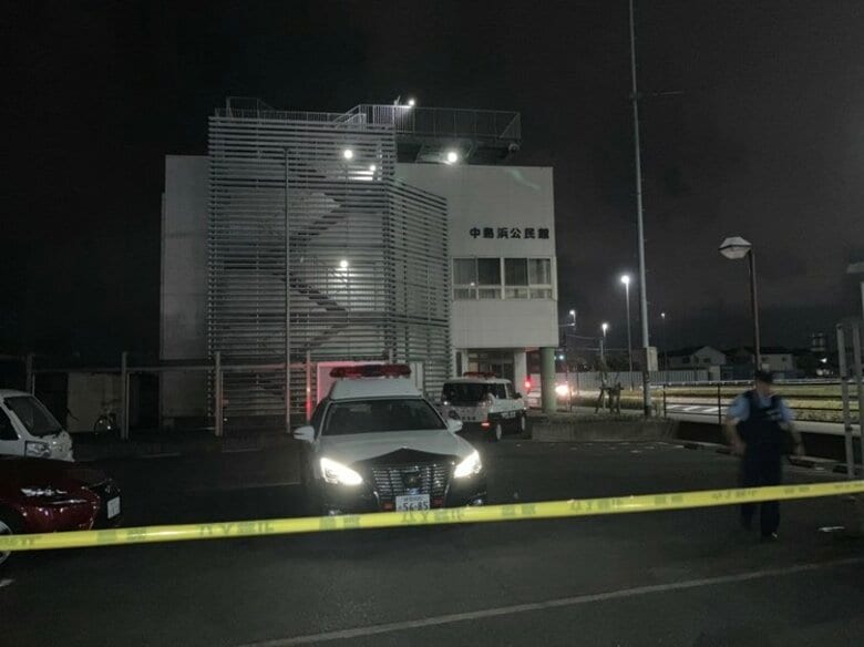 公民館刺殺事件　78歳の地区の自治会連合会 会長に狙いを定めた犯行か　ほかに刺されたりケガをしたりした人はおらず　大声や奇声をあげることなく会合に乱入　50代男は自らの首を切って病院に搬送｜FNNプライムオンライン