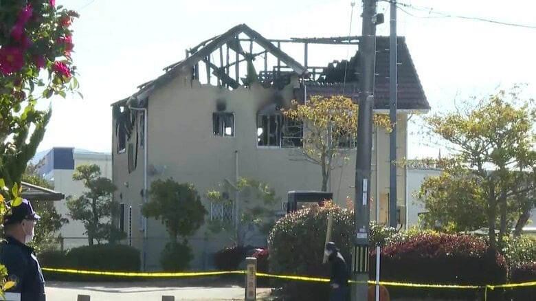 何者かが1階の窓から侵入か 火災起きた住宅で男女死傷…近隣に助けを求めた妻は「男に襲われた」 広島・東広島市|FNNプライムオンライン