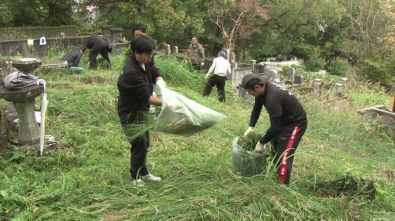 中国総領事が「友好の機会を受け継ぐ…」半世紀続く中国人墓地の清掃　総理発言巡る緊張のなか交流深める　｜FNNプライムオンライン