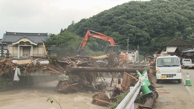 住宅倒壊に山積みの流木…住民悲嘆「1人ではどうにも」病院も浸水　“孤立地区”解消へ各地で復旧作業【九州豪雨】｜FNNプライムオンライン