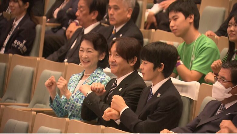 悠仁さまが郡上おどりを踊られる　高校総合文化祭の開会式に出席し“見よう見まね”で同世代の生徒らと　岐阜市｜FNNプライムオンライン