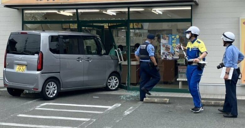 【速報】弁当店に車突っ込む　搬送された人なし　出入口のドア破損…散乱するガラスの破片｜FNNプライムオンライン
