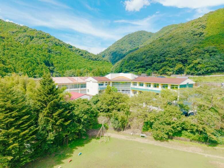 「地域から世界へ」…和歌山に生まれた“グローカル”な学校の挑戦　子どもたちを中心に据えた学校づくり｜FNNプライムオンライン