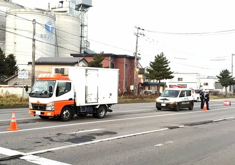 【速報】乗用車が信号待ちのトラックに追突_高齢の男性が意識不明の状態で病院搬送〈北海道北斗市〉｜FNNプライムオンライン