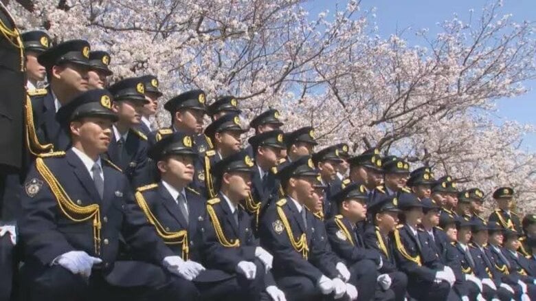 満開の桜に迎えられ…警察学校で入校式　初任科生１２５人が警察官へ決意　最大１０カ月集団生活【愛媛】｜FNNプライムオンライン
