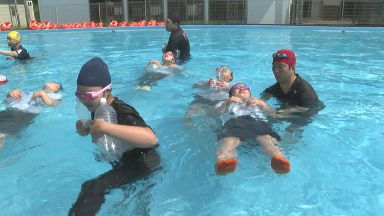 海上保安庁の職員が先生に…小学生が『着衣水泳』を体験 “背浮き”など誤って水に落ちた際の対処法学ぶ｜FNNプライムオンライン