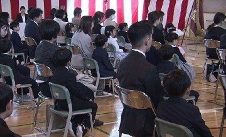 ピカピカの1年生 札幌市内の小学校195校で入学式…緊張した面持ちでお母さんの手をギュッと握りしめ「友だち100人作りたい」「足し算を頑張る」希望を胸に新生活がスタート｜FNNプライムオンライン