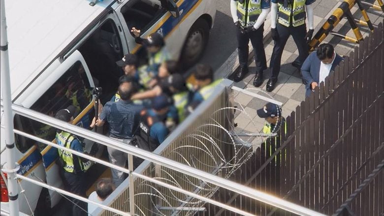 日本総領事館に侵入後、パトカーに連行される韓国人学生