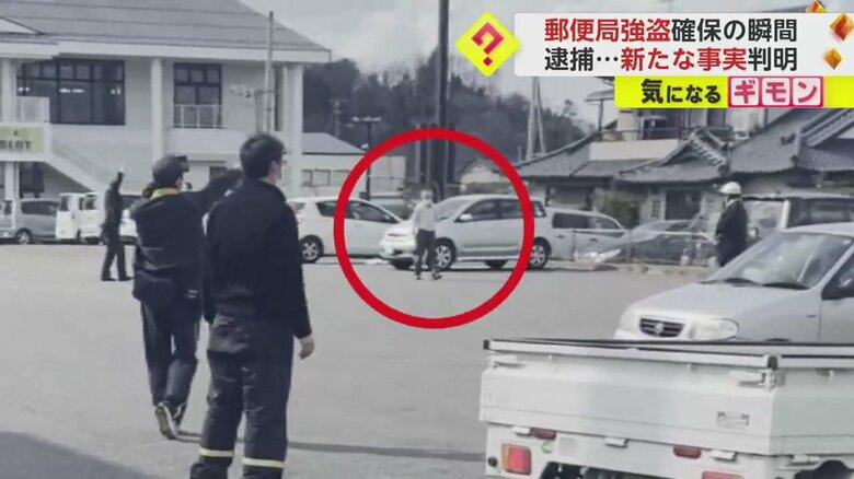 カッターナイフのような物をもち、警察に囲まれる男