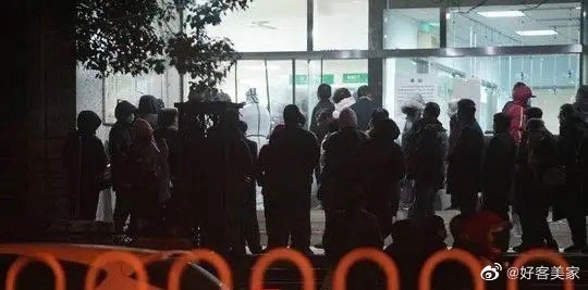 1月の武漢の病院は夜になっても患者の行列が続き医療現場は混乱した(ウェイボより)