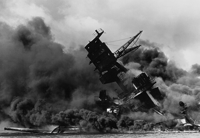 炎上する戦艦アリゾナ