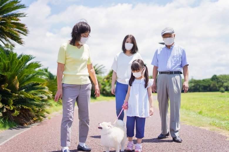 散歩など生活の維持に必要な場合には外出できる(画像はイメージ)