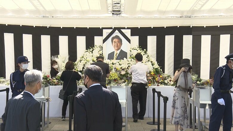 一般向けの献花台は、日本武道館近くの九段坂公園に設置されている。