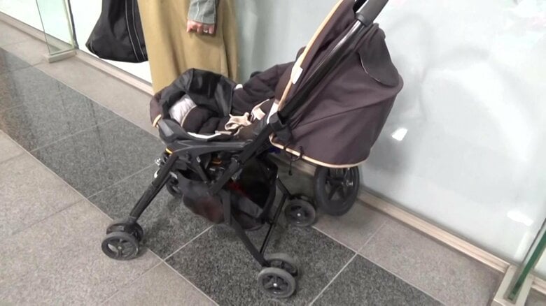 出産を控える女性が手にしたベビーカー