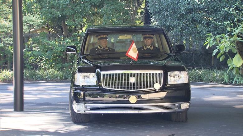 親王旗がつけられた天皇陛下専用車両