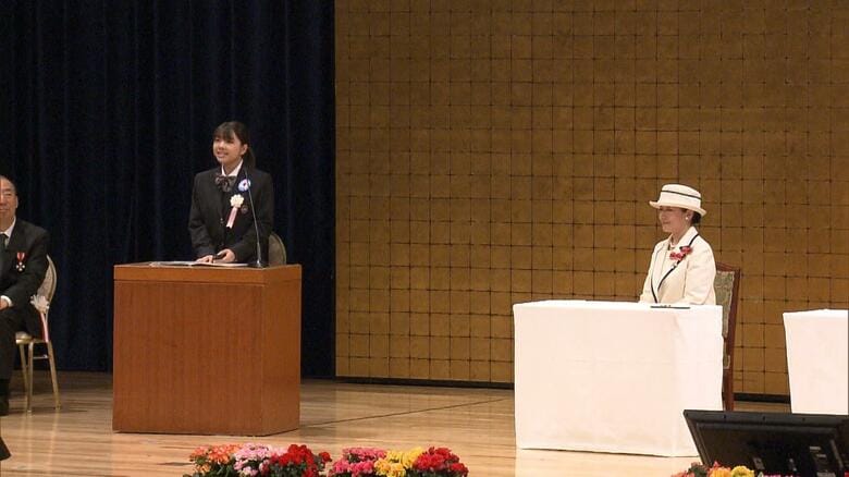 活動報告に耳を傾けられる皇后さま