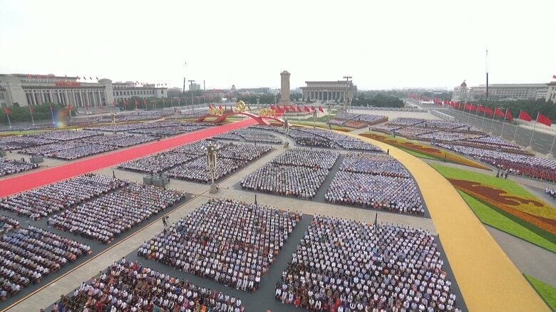 式典には7万人が参加した