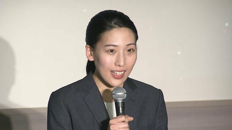 記者会見を行う宇宙飛行士候補の米田あゆさん