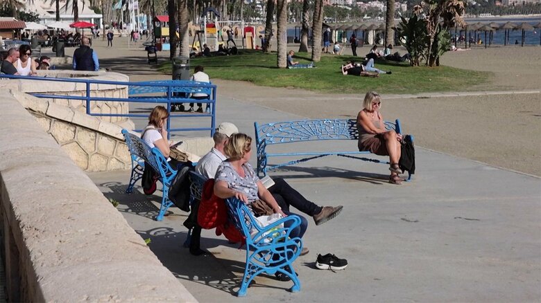 暖冬のスペインで1月に海辺で日光浴