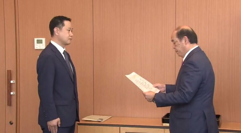 和歌山県町村会の出馬要請を受け取る二階俊博氏の三男・伸康氏