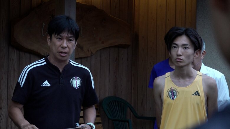 平林選手の指導に当たる國學院大學・前田監督（左）