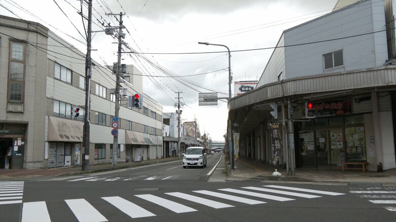 此処唐堂近くの商店街にはシャッターが閉まった所が目立つ