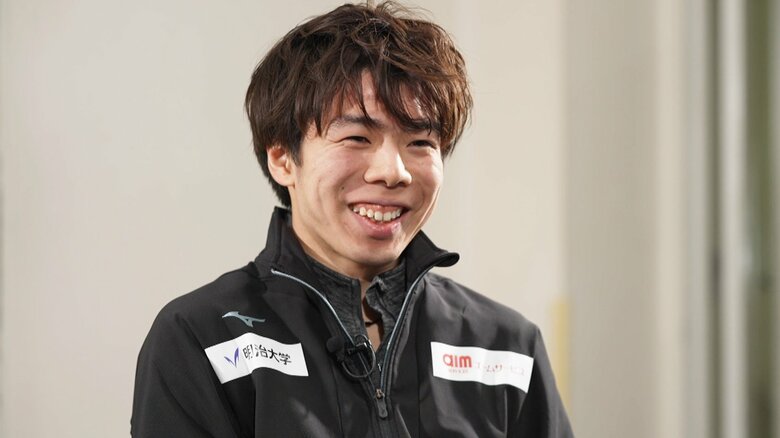 宇野との対談で笑顔を見せる佐藤