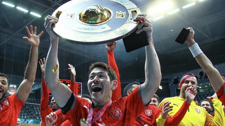 カタールリーグで優勝し、盾を掲げる徳田選手