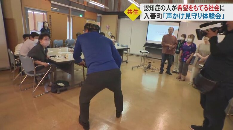 認知症の高齢者が町を徘徊しているという設定