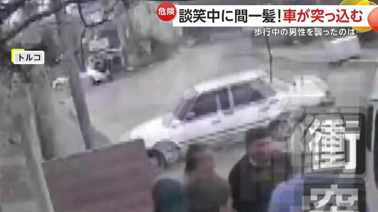 暴走した車が事故を起こす瞬間（トルコ）④