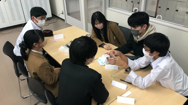 講義後は、多様な議論が自然発生的に怒り、活発なやりとりが続いたという