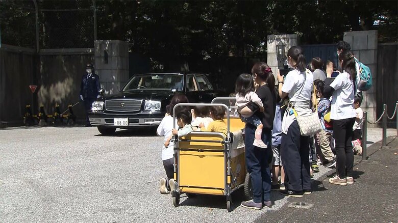 東京・港区の仙洞仮御所を出る上皇ご夫妻の車