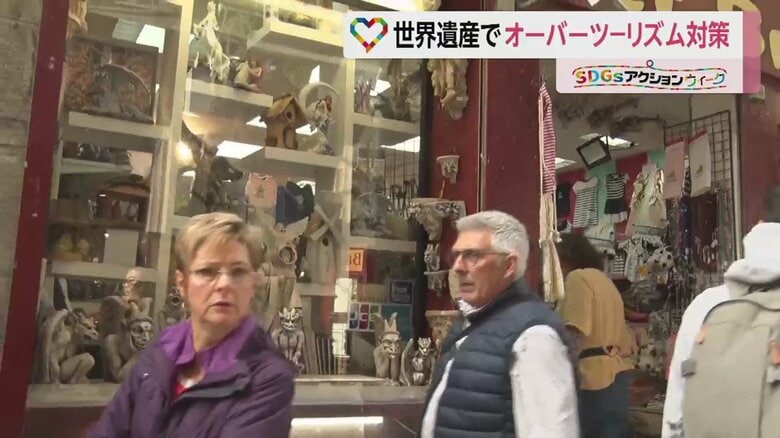 修道院に続く歩道。両側には飲食店や土産物店が建ち並び、多くの人が行き交う