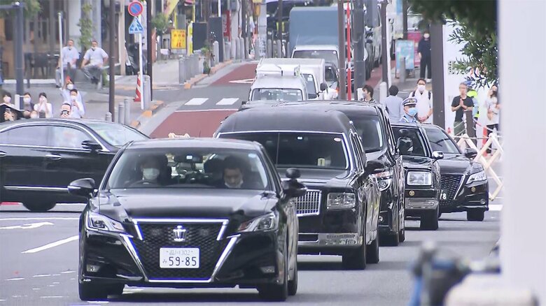 助手席には、位牌を持つ昭恵夫人の姿が