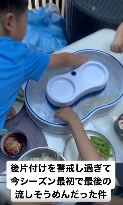 流しそうめんを直接つかみとるチャレンジ