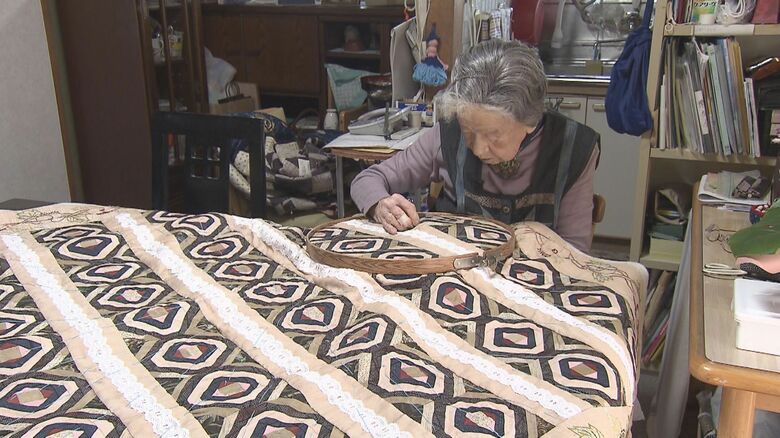 仙台市の自宅でパッチワークを製作するみい子さん