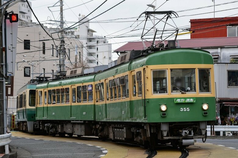 江ノ電300形（後ろは500形）