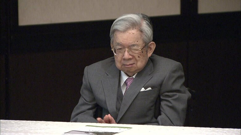 拍手で功績を讃えられる三笠宮さま