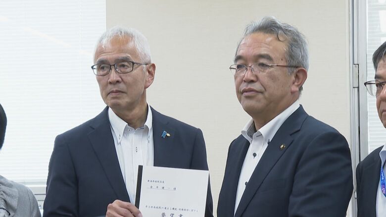 県病院局　金井健一 局長（左）／妙高市　城戸陽二 市長（右）