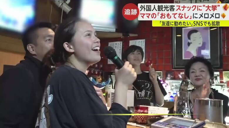 ママの手拍子が響く中、カラオケを楽しむ2人