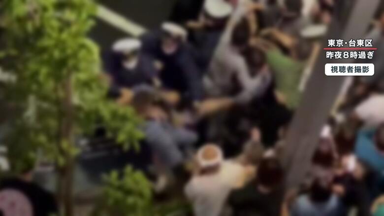 背後から蹴りをする男性