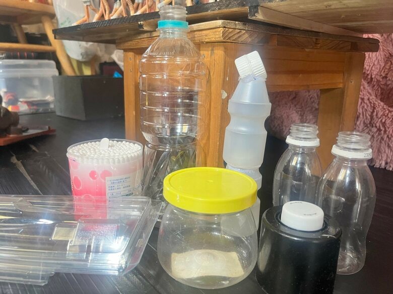 飲み物や食べ物の容器が作品に姿を変える！