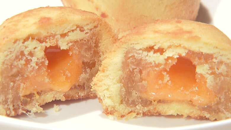 アヒルの卵の塩漬けが入った「三統漢菓子」のパイナップルケーキ