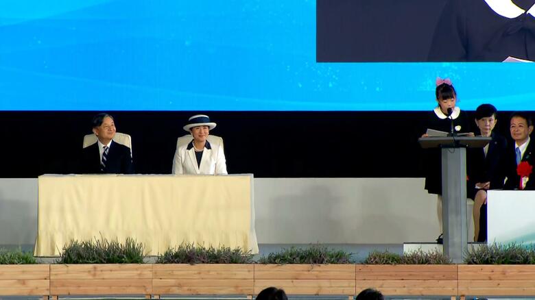 最優秀作文の朗読をお聞きになる両陛下（北海道・厚岸町）