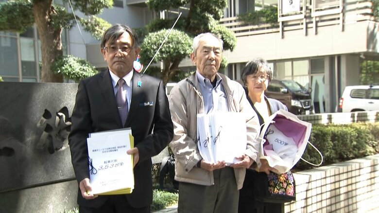 反対署名を手に、板橋区役所を訪れた自治会の人たち（15日午後）